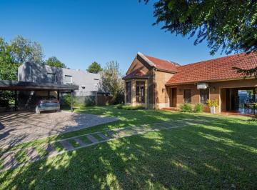 Casa · 160m² · 5 Ambientes · 2 Cocheras · Casa en Los Solares