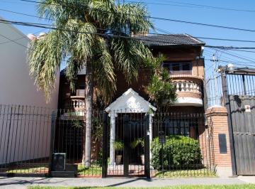 Casa · 172m² · 4 Ambientes · 3 Cocheras · Casa en Venta, 3 Dorm., Sobre Av A. Peñaloza