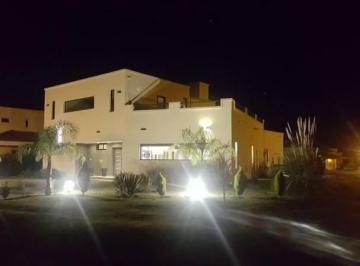 Casa · 255m² · 6 Ambientes · 3 Cocheras · Casa en Venta - 5 Dorm. 4 Baños - 255 m² - Escobar