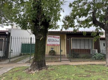 Casa · 120m² · 3 Ambientes · Casa de 3 Ambientes con Amplio Parque Cercano a Autopista