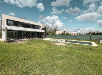Casa · 160m² · 7 Ambientes · 2 Cocheras · Casa de 3 Dorm. con Parillero y Pileta a Estrenar