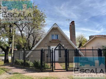 Casa · 130m² · 5 Ambientes · 2 Cocheras · Casa en Baigorria Zona Rio con Jardin Cochera Quincho Pileta