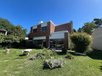 Casa · 290m² · 5 Ambientes · 1 Cochera · Venta Residencia 5 Ambientes Quincho Jardin Parrilla