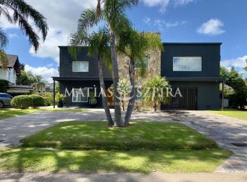 Casa · 369m² · 6 Ambientes · 2 Cocheras · Casa en Venta en Campos de Alvarez