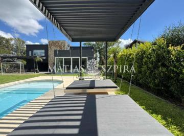Casa · 369m² · 6 Ambientes · 2 Cocheras · Casa en Venta en Campos de Alvarez