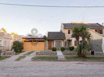 Casa de 5 ambientes, Centenario · Venta Casa en Centenario Barrio Residencial