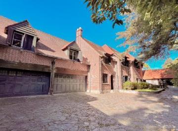 Casa · 691m² · 6 Ambientes · 4 Cocheras · Casa en Venta en Los Troncos