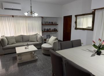 Casa · 250m² · 7 Ambientes · 1 Cochera · Casa en Venta con 4 Habitaciones