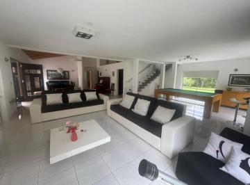 Casa · 317m² · 6 Ambientes · 1 Cochera · Los Alerces, Chacras de Coria