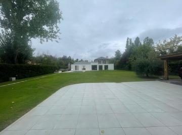 Casa · 317m² · 3 Dormitorios · 1 Cochera · Barrio Cremaschi, Calle 3
