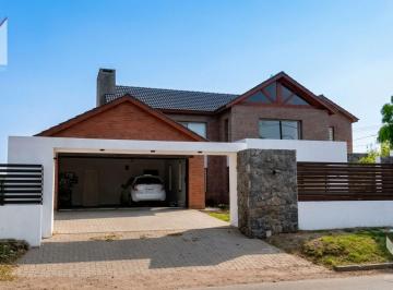Casa · 406m² · 6 Ambientes · 4 Cocheras · Casa en Los Sauces