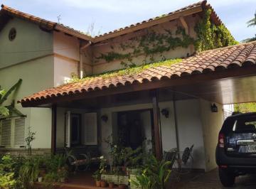 Casa · 180m² · 4 Ambientes · 1 Cochera · Clásico Chalet Centrico en Adrogué