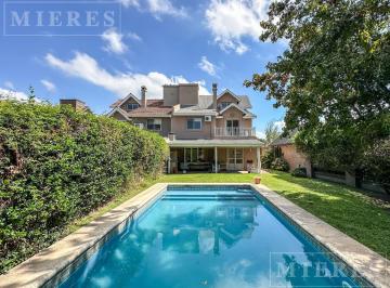 Casa · 211m² · 3 Dormitorios · 1 Cochera · Casa en Venta en El Barrio Tres Horquetas