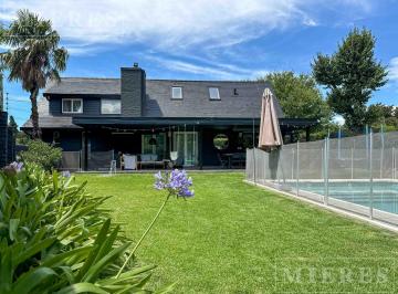 Casa · 250m² · 3 Dormitorios · Casa en Barrio Cerrado Amancay