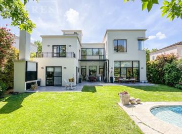 Casa · 260m² · 6 Ambientes · Casa en Venta Desarrollada en Dos Plantas en El Establo