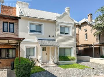 Casa · 167m² · 3 Dormitorios · 2 Cocheras · Casa en La Merced