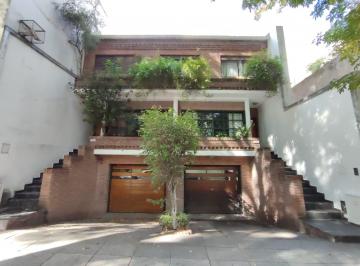 Casa de 5 ambientes, Caballito · Fantástico Triplex con Garage, Patio, Jardín, Parrilla en Excelente Estado