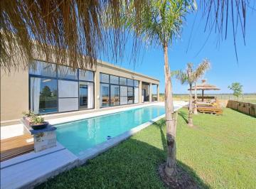 Casa · 210m² · 4 Ambientes · 2 Cocheras · Casa en Las Calandrias, Cardales
