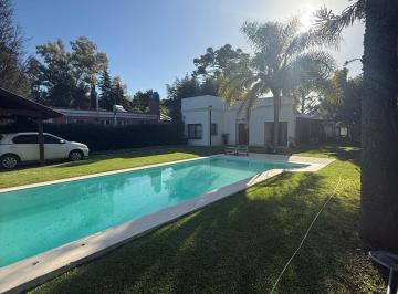 Casa · 253m² · 6 Ambientes · 4 Cocheras · Venta de Casa de Categoría 4 Dorm. en Villa Elisa