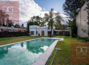 Casa · 253m² · 6 Ambientes · 4 Cocheras · Venta de Casa de Categoría 4 Dorm. en Villa Elisa Apto Banco