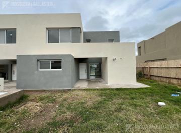 Casa · 134m² · 4 Ambientes · 2 Cocheras · Casa Santa Maria