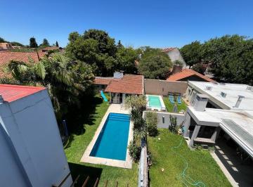 Casa · 310m² · 5 Ambientes · 1 Cochera · Excelente Casa en Venta - 4 Dorm. + Quincho + Pileta