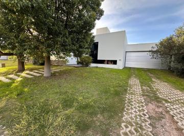 Casa · 340m² · 5 Ambientes · 4 Cocheras · Casa en La Morada, Villa Allende. 4 Dorm.. Pileta