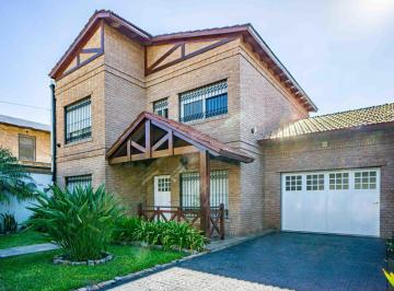 Casa · 229m² · 7 Ambientes · 4 Cocheras · Venta Casa Chalet 3 Dorm. Pileta Quincho