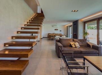 Casa · 163m² · 4 Ambientes · 2 Cocheras · Casas de Categoria en Venta en Ringuelet, La Plata