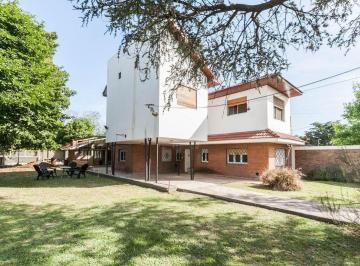 Casa · 179m² · 6 Ambientes · 1 Cochera · Apto Cred Casa Dble Lte 950 m² Pileta 6amb F Varela