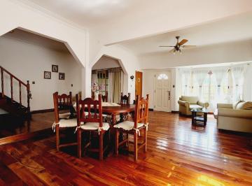 Casa · 205m² · 5 Ambientes · 1 Cochera · Venta Casa 5 Amb Pileta Quincho Terraza Permuta