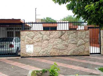 Casa · 95m² · 5 Ambientes · 1 Cochera · Oportunidad Casa con Departamento de Servicio.