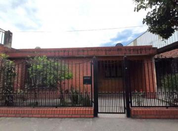Casa · 95m² · 4 Ambientes · 10 Cocheras · Casa en Venta a Media Cuadra de La Av Roca 2600