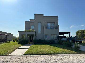 Casa · 205m² · 5 Ambientes · 2 Cocheras · Casa en Lagos de San Eliseo Al Lago con Pileta de 5 Ambientes