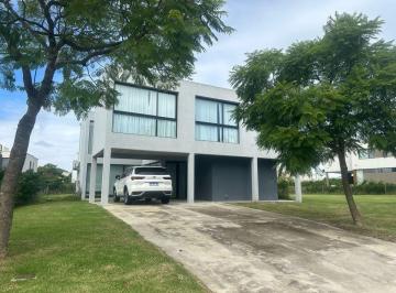 Casa · 250m² · 5 Ambientes · 2 Cocheras · Casa en Puertos del Lago Vistas Amoblada
