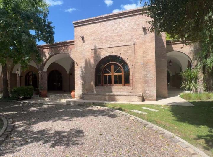 Casa · 1700m² · 30 Ambientes