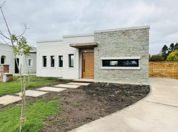 Casa · 150m² · 4 Ambientes · Casa en Santa Lucia, Pilar del Este