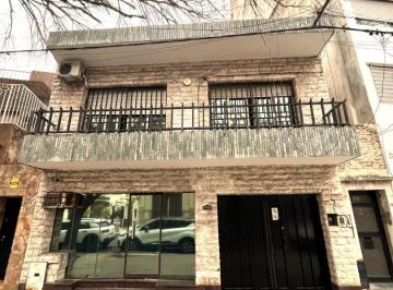 Casa · 230m² · 5 Ambientes · 1 Cochera · Casa con Local