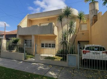 Casa · 166m² · 4 Ambientes · 2 Cocheras · Casa | 3 Dorm | Lote 210 | 166 m² | Parrilla y Pileta