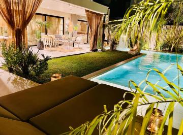 Casa · 295m² · 5 Ambientes · 2 Cocheras · Quincho, Pileta, 3 Dorm., Pb. Barrio Gran Boedo