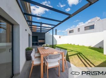 Casa · 106m² · 5 Ambientes · 2 Cocheras · Colinas de Manantiales