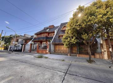 Casa · 350m² · 5 Ambientes · Venta Casa 5 Ambientes C/parque, Quincho + Playroom C/ Dependencia de Servicio y Cochera Doble