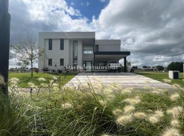 Casa · 239m² · 5 Ambientes · 2 Cocheras · Casa en Venta 5 Amb a La Laguna en San Lucas Canning