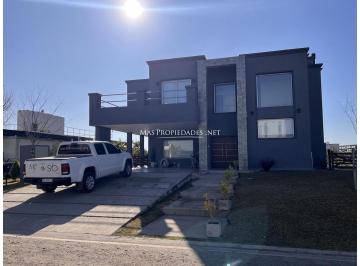 Casa · 189m² · 4 Ambientes · 2 Cocheras · Casa Venta 4 Amb a La Laguna en San Lucas Canning
