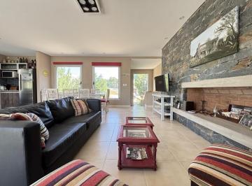 Casa · 158m² · 4 Ambientes · Venta en Golf I Fondo a La Cancha y Muy Arbolada
