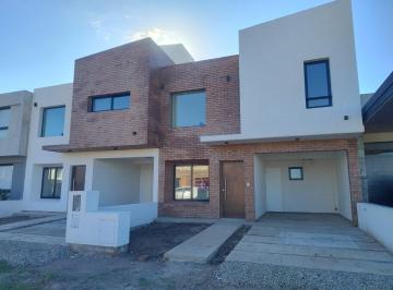 Casa · 150m² · 4 Ambientes · 1 Cochera · Dúplex en Colinas de Manantiales. 3 Dorm.. 2 Baños