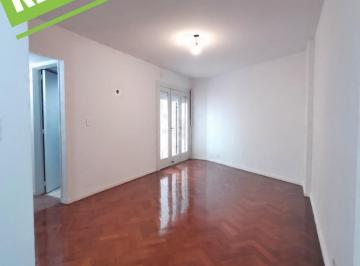 Departamento · 65m² · 3 Ambientes · Departamento de 3 Ambientes con 2 Patios a Reciclar - Apto Prof. - ¡Oportunidad!