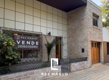 Casa · 196m² · 8 Ambientes · 1 Cochera · Casa en Venta