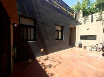 Casa · 110m² · 3 Ambientes · 1 Cochera · Casa Chalet en Venta en Monte Castro, Capital Federal, Buenos Aires