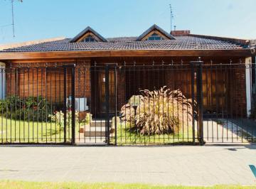 Casa · 126m² · 4 Ambientes · 1 Cochera · Casa en Venta en Padua 4 Ambientes con Quincho Apto Credito